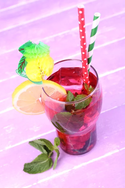 Glas van koude berry cocktail met citroen op houten achtergrond — Stockfoto