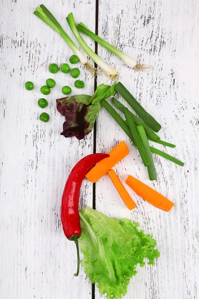 Jiný druh syrové zeleniny na dřevěný stůl — Stock fotografie
