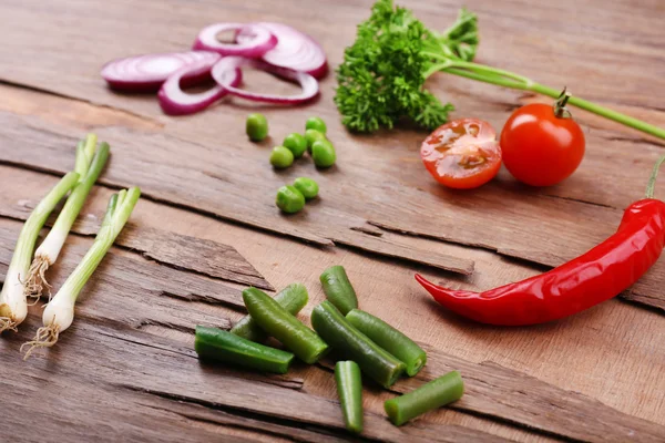 Ander soort rauwe groenten op houten tafel — Zdjęcie stockowe