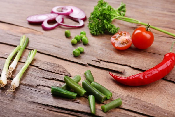 Différents types de légumes crus sur table en bois — Photo