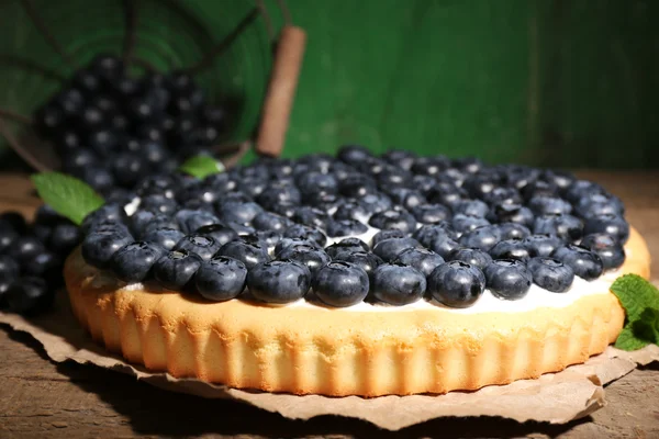 Gustosa torta fatta in casa con mirtilli sul tavolo di legno — Foto Stock