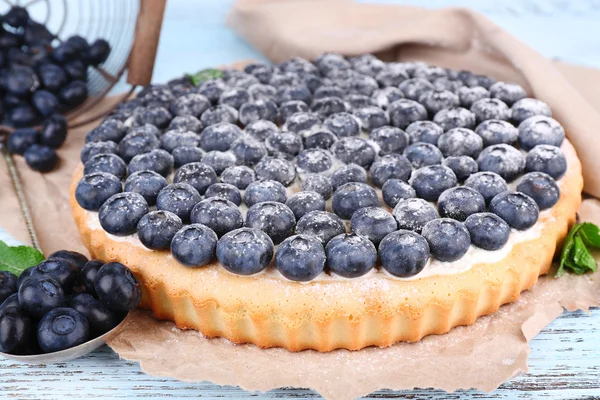 Leckere hausgemachte Torte mit Blaubeeren auf Holztisch — Stockfoto