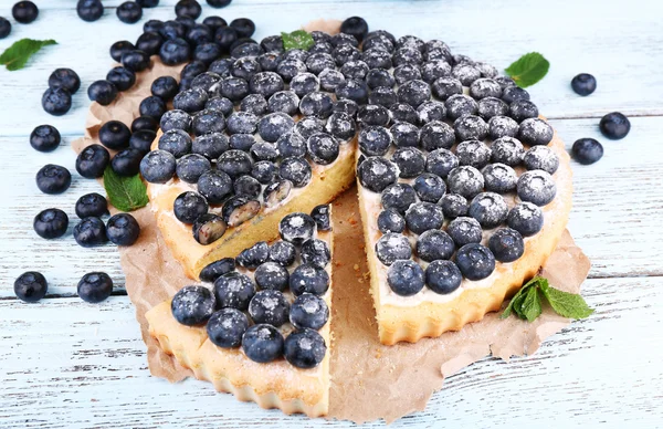 Velsmagende hjemmelavet tærte med blåbær på træbord - Stock-foto