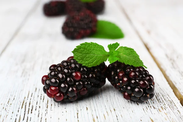 Brombeeren auf grauem Holzhintergrund — Stockfoto