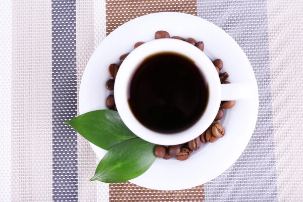 Kubek świeżej gorącej kawy na Obrus — Zdjęcie stockowe