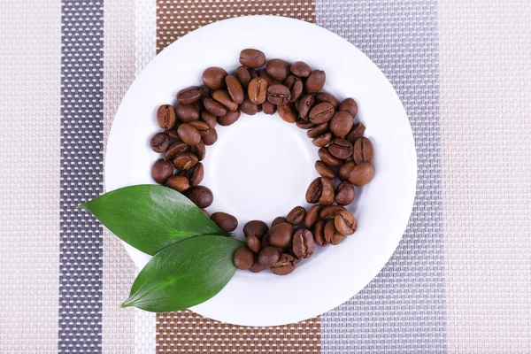 Xícara de café quente fresco na toalha de mesa — Fotografia de Stock