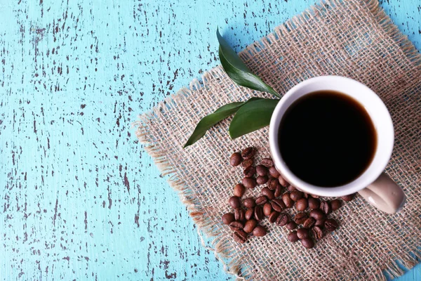 Polka dot hrnek káva zrnková izolované na bílém — Stock fotografie