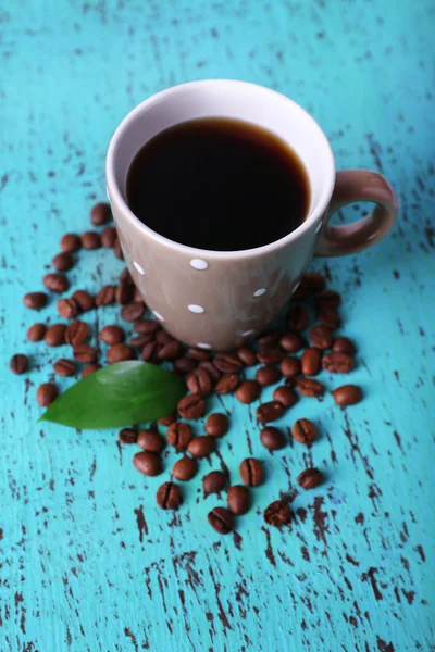 Tasse à pois de grains de café isolés sur blanc — Photo
