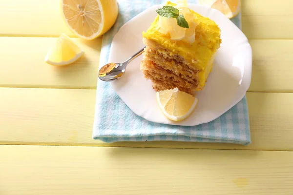 Makanan penutup lemon lezat di meja kayu — Stok Foto