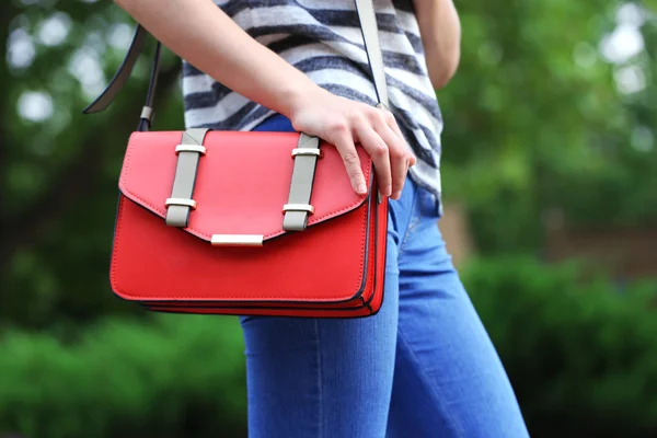 Chica con bolsa sobre su hombro al aire libre — Foto de Stock