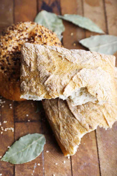 Pan recién horneado, sobre fondo de madera —  Fotos de Stock