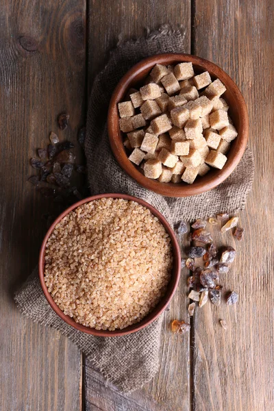 Zucchero a cubetti, canna e zucchero cristallino in ciotola su fondo di legno — Foto Stock