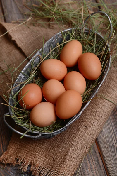Eieren in rieten mand op tabel close-up — Stockfoto