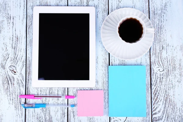 Tablet PC, kopje koffie, pennen en notitieblok op houten achtergrond — Stockfoto