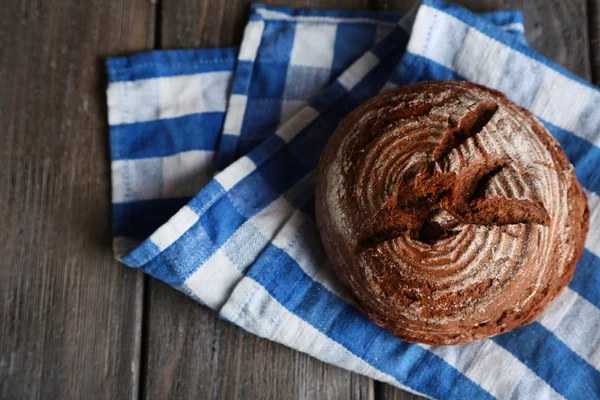 Frissen sütött kenyér, fából készült háttér — Stock Fotó