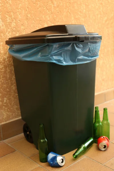Reciclagem bin no fundo da parede — Fotografia de Stock