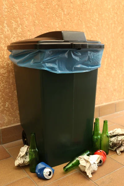 Recyclingbehälter an der Wand Hintergrund — Stockfoto
