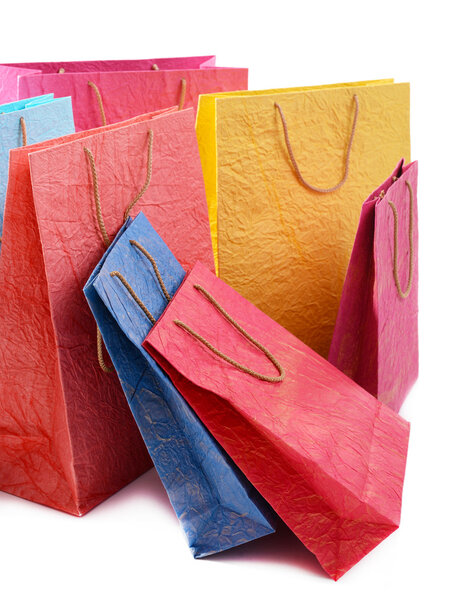 Бумажные пакеты изолированы на белом
