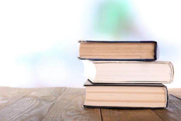 Livros sobre mesa de madeira sobre fundo natural — Fotografia de Stock