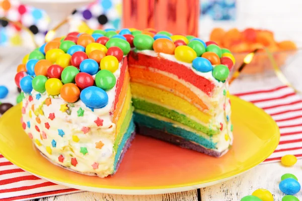 Delicioso bolo de arco-íris na placa na mesa close-up — Fotografia de Stock