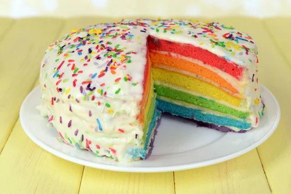 クローズ アップ テーブル上プレートにおいしい虹のケーキ — ストック写真