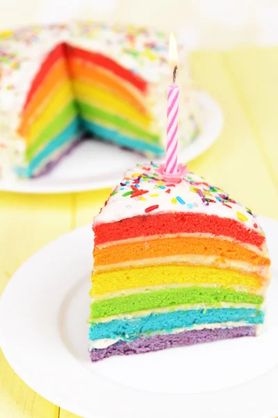 Köstlicher Regenbogenkuchen auf dem Teller in Großaufnahme — Stockfoto