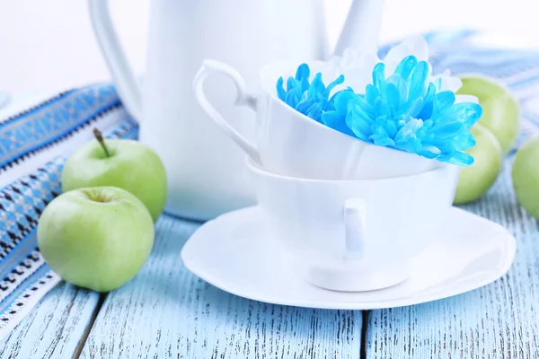 Crisântemo branco e azul com utensílios de mesa em close-up de mesa — Fotografia de Stock