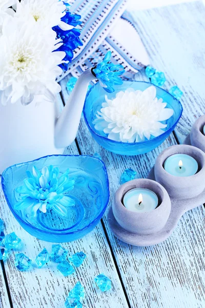 Samenstelling van wit en blauw chrysant op tabel close-up — Stockfoto