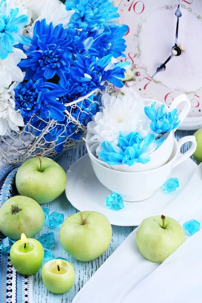 Composição do crisântemo branco e azul close-up — Fotografia de Stock