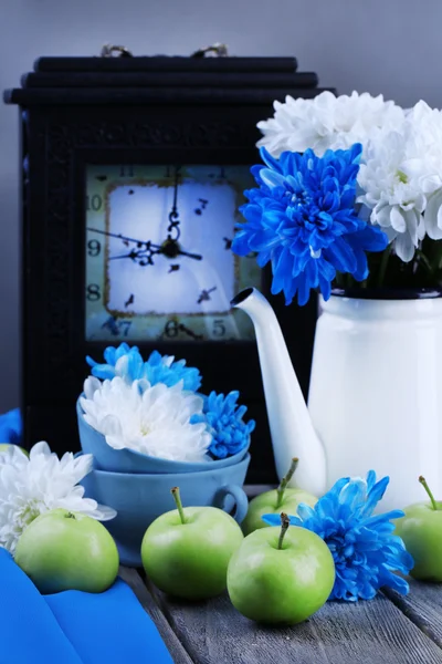 Composition of white and blue chrysanthemum close-up — Stock Photo, Image