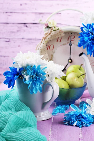 Composition of white and blue chrysanthemum and utensil close-up — Stock Photo, Image