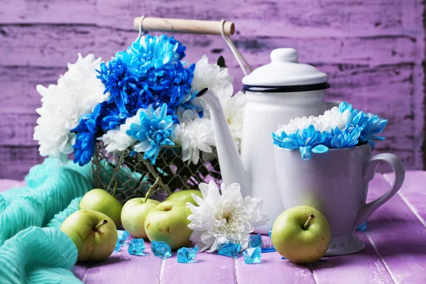 Composizione di crisantemo bianco e blu e utensile primo piano — Foto Stock