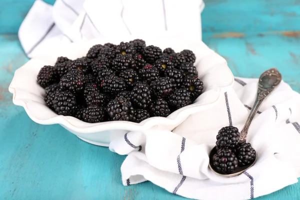 Moras dulces sobre fondo de madera de color — Foto de Stock