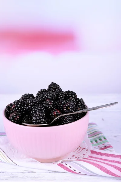 Süße Brombeeren in Farbschale auf hellem Hintergrund — Stockfoto