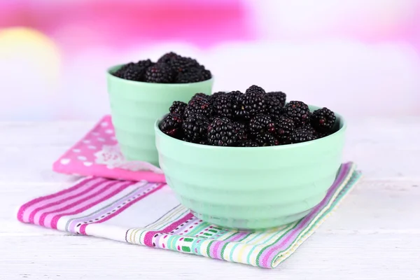 在明亮的背景颜色碗甜黑莓 — 图库照片