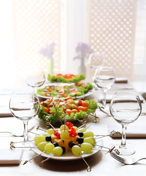 Tischdekoration im Restaurant mit leckerem Essen — Stockfoto