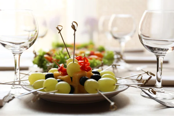 맛 있는 음식과 함께 식당 테이블 설정 — 스톡 사진