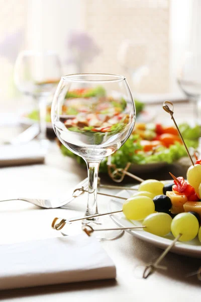 맛 있는 음식과 함께 식당 테이블 설정 — 스톡 사진