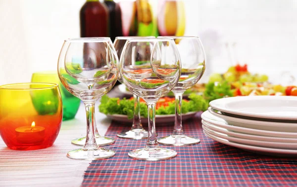 Buffet table with dishware waiting for guests — Stock Photo, Image