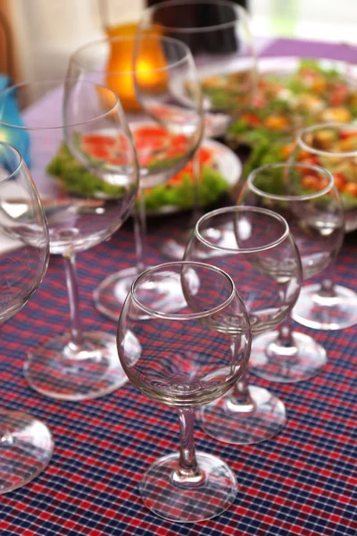 misafirler için bekleyen dishware ile büfe masa