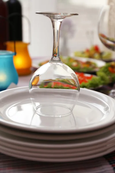 Misafirler için bekleyen dishware ile büfe masa — Stok fotoğraf
