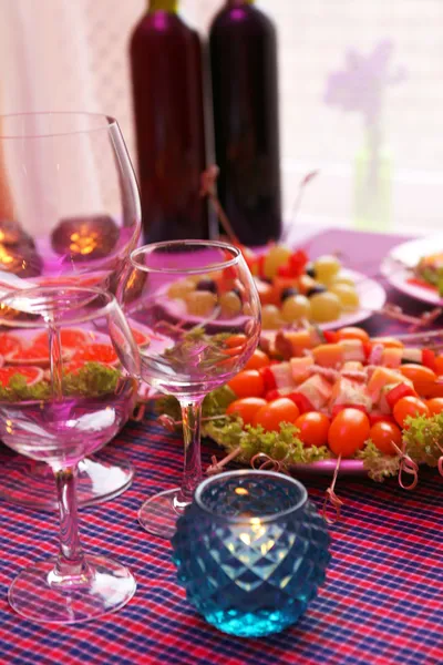 Mesa de buffet com louça e velas à espera dos hóspedes — Fotografia de Stock