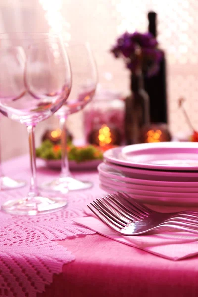 Bufetového stolu s nádobí čeká na hosty — Stock fotografie
