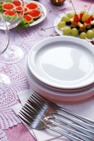 Misafirler için bekleyen dishware ile büfe masa — Stok fotoğraf