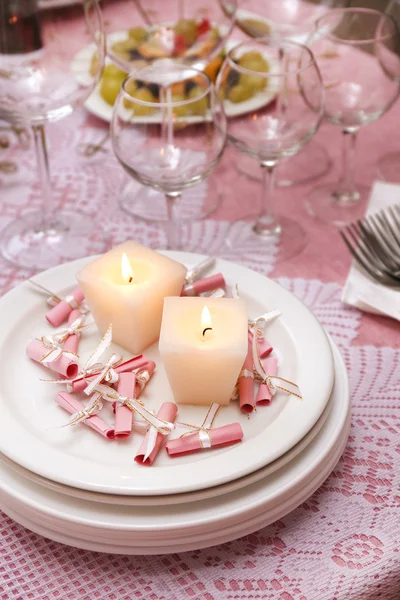 Стіл "шведський стіл" з посудом та свічками, які чекають гостей — стокове фото