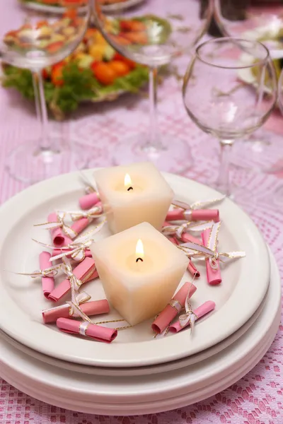 Tabel met servies en kaarsen wachten voor gasten met een ontbijtbuffet — Stockfoto
