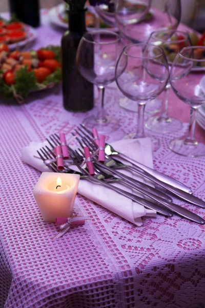 Стіл "шведський стіл" з посудом та свічкою чекає гостей — стокове фото