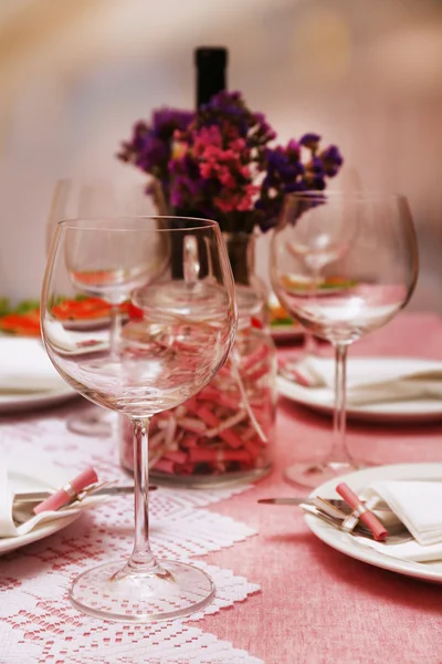 Tischdecken im Restaurant — Stockfoto