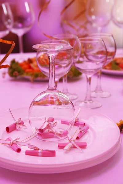 Buffet table with dishware waiting for guests — Stock Photo, Image