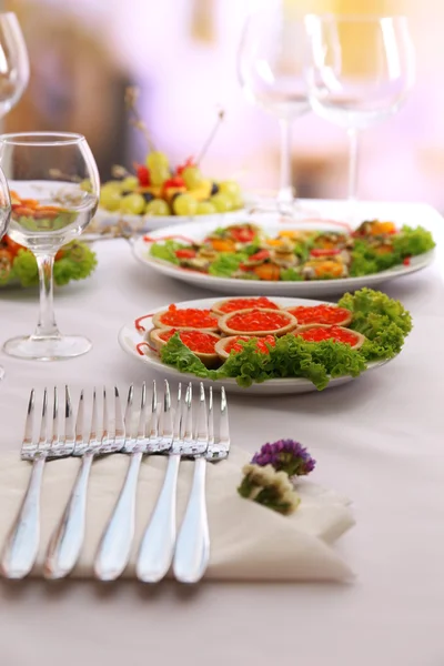 Mesa Buffet com louça à espera dos hóspedes — Fotografia de Stock